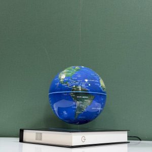 زمین معلق روی کتاب